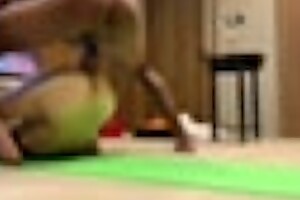 chico egro folla mientras hace yoga