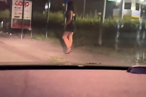 Si ferma davanti a una prostituta per strada e la scopa nel parcheggio. Attend