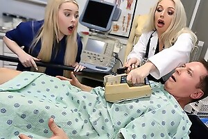 Sexy doctor y enfermera Haley Spades y Missa Mars son utilizados gratis por un paciente cachondo - FreeUse Milf