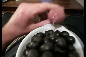 black olives tapa with dressing / tapa de olivas negras