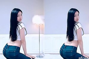 公众号【是小喵啦】韩国紧身牛仔美臀性感诱惑女主播
